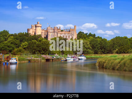 Castello di Arundel e il fiume Arun. Foto Stock