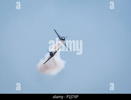 Il Breitling Jet Team volare in formazione sincronizzati durante il 2016 Marine Corps Air Station (ICM) Miramar Air Show a MCAS Miramar, California, Sett. 24, 2016. La MCAS Miramar Air Show onori 100 anni del Marine Corps riserve mediante presentazione di prodezza aerea delle Forze Armate e il loro apprezzamento nei confronti di civili il sostegno della Comunità alle truppe. (U.S. Marine Corps foto di Sgt. Tia Dufour/rilasciato) Foto Stock