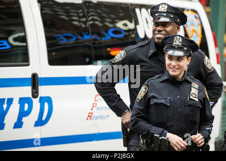 Gli ufficiali di polizia a Times Square, Broadway, Manhattan, New York, Stati Uniti d'America Foto Stock