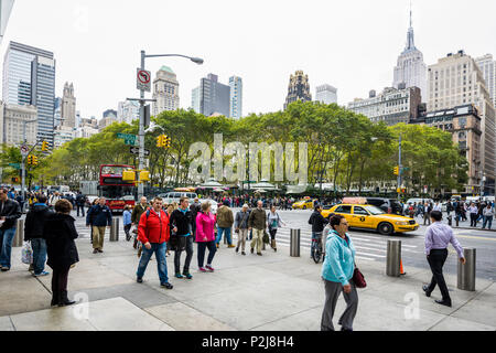 A Bryant Park, la Fifth Avenue, Manhattan, New York, Stati Uniti d'America Foto Stock