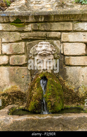 Un acqua sourse con rilievo nel Giardino Botanico di Balchik Palace rumeno della Regina Maria. Foto Stock