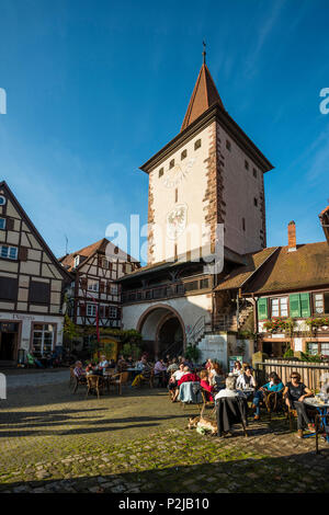 Cafe al city gate Obertor, Gengenbach, Foresta Nera, Baden-Wuertemberg, Germania Foto Stock