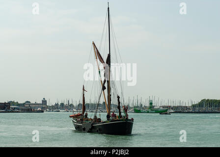 Vista di un vecchio Thames barge, Gunwharf Quays, Portsmouth, Regno Unito Foto Stock