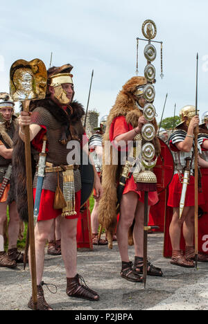 Romani in Gran Bretagna! Rievocazione di soldati a Portchester Castle, Hampshire, Regno Unito Foto Stock