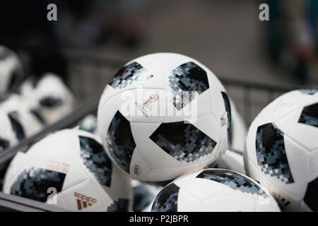 Mosca, Russia - giugno, 14, 2018: pallone da calcio con il logo della Coppa del Mondo FIFA 2018, FIFA Fan Fest nella gazzetta mundial negozio di souvenir Foto Stock