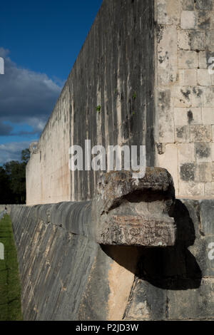 Un monumento di pietra di Kukulkan al Grand Ballcourt di Chichen Itza nello Yucatan, Messico. Foto Stock