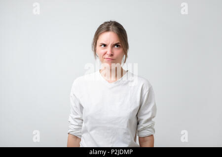 Ritratto di un sconvolto insoddisfatta donna europea. Ella è accigliata il suo naso in irritato l'umore. Negativo emozione per il viso Foto Stock