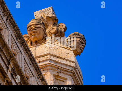 Italia Sardegna Cagliari Stampace Distretto 1907 Hall mori bendati adornano i pinnacoli in corrispondenza dei quattro angoli dell'edificio Foto Stock