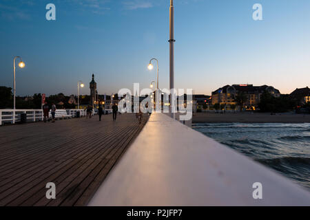 Sopot, Polonia - 13 Maggio 2018: la gente camminare al molo in legno in Sopot, Polonia Foto Stock