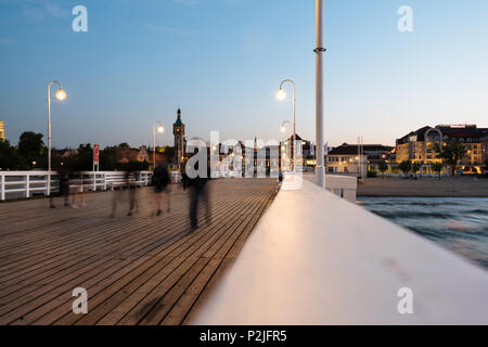 Sopot, Polonia - 13 Maggio 2018: la gente camminare al molo in legno in Sopot, Polonia Foto Stock