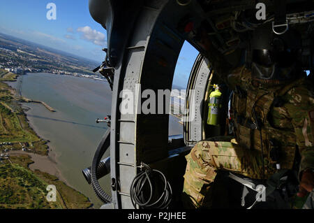 Un 56th Rescue Squadron missioni speciali aviator assegnato alla Royal Air Force Lakenheath, Inghilterra, vola in un HH-60G Pavehawk elicottero sopra il Tamigi a Londra, Sett. 30, 2016. Il personale assegnato alla cinquantaseiesima RQS volò in due Pavehawks attraverso Londra a partecipare a filmare per Michael Bay's Trasformatori: l'Ultimo Cavaliere. (U.S. Air Force foto di Senior Airman Erin Trower) Foto Stock