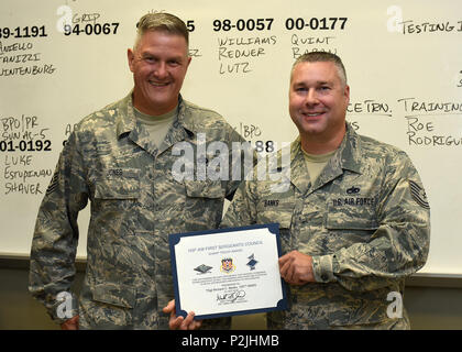 Master Sgt. Donald Jones riconosce Sgt tecnico. Richard banche come truppa affilato per il 105° Airlift Wing Squadron durante una formazione qui a Stewart Air National Guard Base, Newburgh, NY il 1 ottobre 2016. (U.S. Air National Guard foto di Master Sgt. Lee Guagenti/rilasciato) Foto Stock