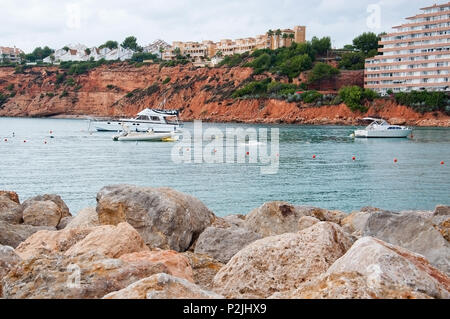 PORT ADRIANO, MALLORCA, Spagna - 15 novembre 2011: gli edifici residenziali su rosso le rocce sedimentarie in marina il 15 novembre 2011 in Port Adriano, Foto Stock