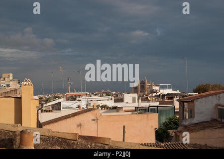 PALMA DE MALLORCA, Spagna - 15 novembre 2011: vista sul tetto verso La Seu nella cattedrale di Santa Catalina a Novembre 15, 2011 in Palma de Mallorca, S Foto Stock