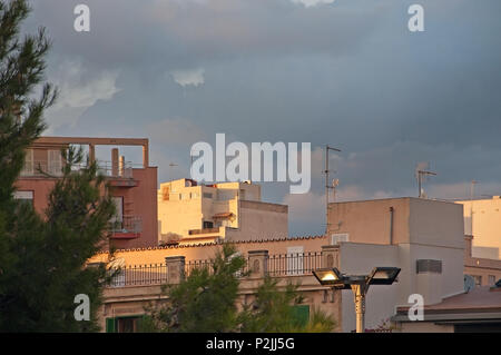 PALMA DE MALLORCA, Spagna - 15 novembre 2011: gli edifici rinnovati in nuovi lussuosi appartamenti residenziali a Santa Catalina a Novembre 15, 2011 in Foto Stock