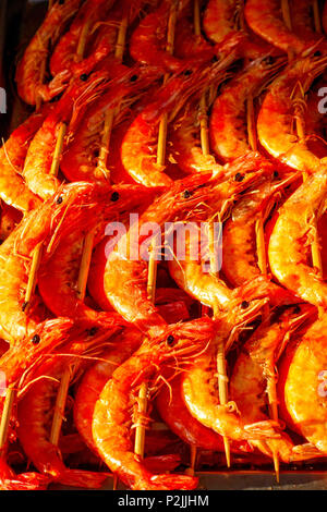 Gamberi su un bastone - il locale specialità di ristoro nel mercato cinese a Pechino Foto Stock