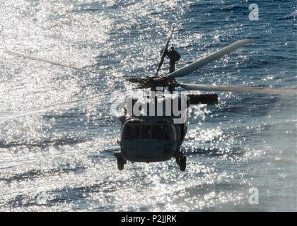 160925-N-KB401-378 OCEANO ATLANTICO (sett. 25, 2016) un MH-60S Seahawk attaccato al 'Tridents' dell'elicottero mare squadrone di combattimento (HSC) 9 partecipa a una ricostituzione in mare per la portaerei USS George H.W. Bussola (CVN 77). Bush sta attualmente conducendo su misura della nave la disponibilità di formazione e valutazione finale problema (TSTA/FEP). TSTA/FEP si prepara la nave e il suo equipaggio per la piena integrazione in un carrier strike gruppo attraverso una vasta gamma di operazioni mission-critical. (U.S. Navy foto di Sottufficiali di terza classe Michael B. Zingaro/rilasciato) Foto Stock