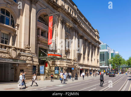 Inghilterra Manchester Inghilterra Greater Manchester City Centre Royal Exchange Theatre e Royal Exchange arcade cross street Manchester City Centre Regno Unito Foto Stock