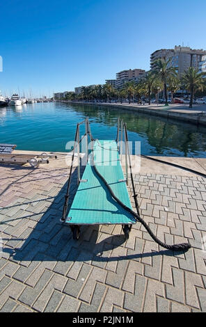 Scheda turchese ponte corda e nessuna barca, marine dettaglio nella marina di Palma di Mallorca Spagna. Foto Stock