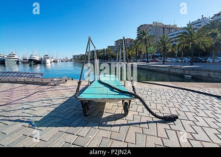 Scheda turchese ponte corda e nessuna barca, marine dettaglio nella marina di Palma di Mallorca Spagna. Foto Stock