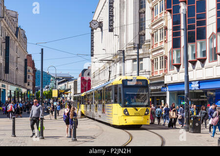 Inghilterra Manchester Inghilterra Greater Manchester City Centre city centre manchester tram su Market street vicino a Piccadilly gardens Manchester Regno Unito Foto Stock
