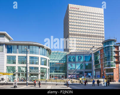 Inghilterra Inghilterra Manchester Manchester City Centre city centre acquirenti al di fuori del prossimo negozio exchange square Manchester Arndale Centre Manchester Regno Unito Foto Stock