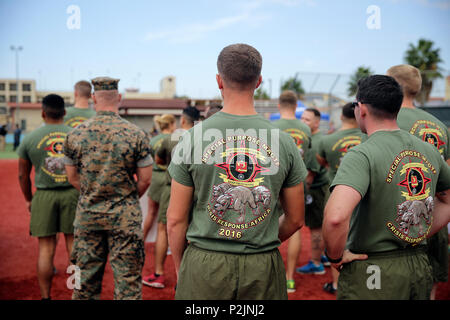 Marines e marinai con scopi speciali Air-Ground Marine Task Force Response-Africa crisi attendere per il Commander's Cup per iniziare a Naval Air Station Sigonella, Italia, Settembre 23, 2016. Il comandante del torneo coppa featured vari comandi a Naval Air Station Sigonella competere in più eventi che richiedono resistenza, agilità e il lavoro di squadra. (U.S. Marine Corps foto di Cpl. Alexander Mitchell/rilasciato) Foto Stock