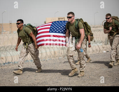 Lo Special Purpose Marine Air-Ground Task Force Crisis Response-Central Command è un'unità del corpo dei Marines degli Stati Uniti assegnata allo U.S. Central Command. L'immagine d'archivio documenta i Marines che portano la bandiera degli Stati Uniti durante il Ruck to Remember 10 chilometri di escursione il 9 giugno 2018, in un luogo sconosciuto in Medio Oriente in onore dei membri caduti del servizio. Foto Stock