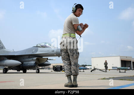 Stati Uniti Air Force Airman 1. Classe John C. garrese, un capo equipaggio con il 177th Fighter Wing, New Jersey Air National Guard, esegue il marshalling di un F-16C Fighting Falcon per il decollo durante un esercizio a 177 FW, Egg Harbor Township, N.J., 9 giugno 2018. Il 177th FW ha partecipato a un chimici, biologici, radiologici e nucleari (CBRN) Esercizio per assicurare la funzionalità e la capacità di sopravvivenza in un'oltremare operazione militare. (U.S. Air National Guard foto di Senior Airman Cristina J. Allen) Foto Stock