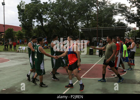 CAGAYAN VALLEY, Filippine - STATI UNITI Marines con la III Marine forza expeditionary agitare le mani con la squadra avversaria prima di partecipare a una partita di basket con la gente del posto da parte del Comune di Lal-lo durante la civica umanitaria progetti di assistenza a sostegno del Filippino esercizio bilaterali 33 (PHIBLEX) in Cagayan Valley, Filippine, 1 ottobre, 2016. PHIBLEX è un annuale U.S.-filippino esercizio bilaterale che combina lo sbarco anfibio e live-formazione antincendio con umanitario assistenza civica gli sforzi volti a rafforzare l'interoperabilità e i rapporti di lavoro. (U.S. Marine Corps foto di MCI Foto Stock