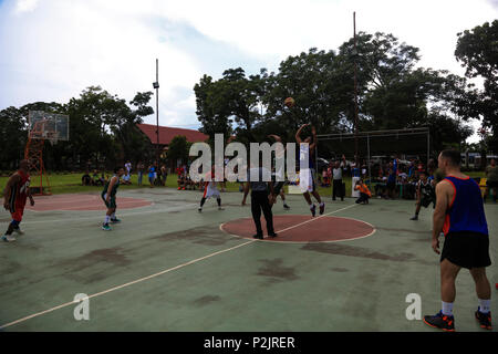 CAGAYAN VALLEY, Filippine - STATI UNITI Marines con III Marine forza expeditionary condurre un "salto" a sfera mentre partecipa a una partita di basket con locale filippini dal Comune di Lal-lo come parte dell'Umanitaria assistenza civica progetto durante la Philippine Sbarco esercizio 33 (PHIBLEX) in Cagayan Valley, Filippine, 1 ottobre, 2016. PHIBLEX è un annuale U.S.-militari filippini esercizio bilaterale che combina capacità anfibie e live-formazione antincendio con umanitario assistenza civica gli sforzi volti a rafforzare l'interoperabilità e i rapporti di lavoro. (U.S. Marine Corps p Foto Stock