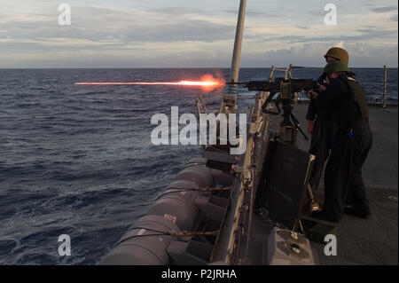 161001-N-NT265-385 Mare delle Filippine (ott. 1, 2016) Petty Officer di terza classe Seth Vanhise, assegnato all'distribuita Arleigh Burke-class guidato-missile destroyer USS McCampbell (DDG 85), incendi un M240 mitragliatrice durante un live-fire esercitazione. McCampbell è di pattuglia con un Carrier Strike gruppo cinque (CSG 5) nel Mare delle Filippine il supporto di sicurezza e stabilità nella Indo-Asia-regione del Pacifico. (U.S. Navy foto di Sottufficiali di seconda classe Senyk cristiana/rilasciato) Foto Stock