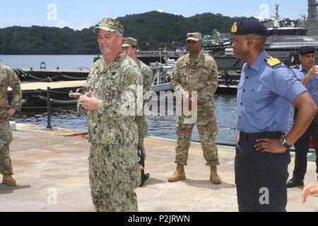 Il Comando Operazioni Speciali Sud Commander, U.S. Navy Adm posteriore. Collin P. verde, gli indirizzi degli Stati Uniti e di Trinidad e Tobago forze per le operazioni speciali dopo osservando un culmine esercizio detenute nel Golfo di Paria, Trinidad e Tobago sul Sett. 27, 2016. Il culmine esercizio è stata osservata mediante SOCSOUTH e U.S. Comando Sud senior leadership militare, di Trinidad e Tobago delle forze della difesa e della Guardia costiera, il personale civile dall'ambasciata e la cooperazione in materia di sicurezza Ufficio e notizie locali deputati. (U.S. Esercito foto di magg. Cesar Santiago) Foto Stock