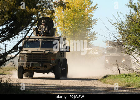 Il personale Sgt. Jonathan Spencer, 791st Missile delle forze di sicurezza Squadron response force stati, passeggiate nella torretta di un Bearcat durante la formazione a Minot Air Force Base, N.D., Sett. 28, 2016. La forza di risposta di proteggere i membri e negare l'accesso ai veicoli per il trasporto di risorse per e da Minot AFB. (U.S. Air Force foto/Airman 1. Classe Jessica Weissman) Foto Stock