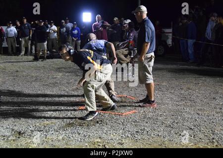 ALTON, Va.-Sgt. 1. Classe Daniel Horner, sinistra, U.S. Esercito di unità di precisione di tiro, inizia il suo ultimo eliminator bout contro Greg Jordan durante la pistola 3 Nazione Pro serie finale il 9 ottobre, 2016. Horner ha vinto l'evento per il terzo anno di fila e ha vinto il titolo quattro volte dal 2010. Foto Stock