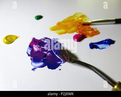 Diversi colori e tonalità di vernice sono pronti per essere utilizzati su tela Foto Stock