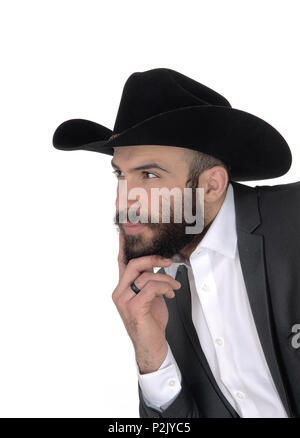 Una chiusura immagine ritratto di un uomo bello in un vestito e un cappello da cowboy con la barba e baffi, isolato per sfondo bianco Foto Stock