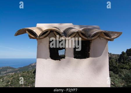 Piccolo dettaglio del tetto con il tetto di tegole e vista oceano in montagne Tramuntana tra Soller e Cala Tuent, Mallorca, Spagna. Foto Stock