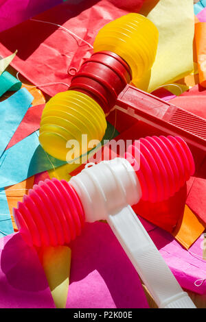 Luminose colorate giocattolo di plastica martelli e bunting per celebrare la festa di San Giovanni Battista a Porto, Portogallo. Festa de Sao Joao. Foto Stock