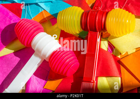 Luminose colorate giocattolo di plastica martelli e bunting per celebrare la festa di San Giovanni Battista a Porto, Portogallo. Festa de Sao Joao. Foto Stock