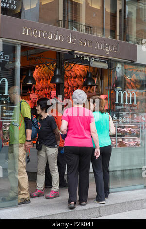 Madrid, Spagna: i clienti affollano l'entrata principale del Mercado de San Miguel. Originariamente costruito nel 1916, l edificio è stato rinnovato e riaperto Foto Stock