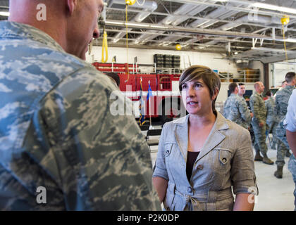 Jessica Flynn, CEO di Red Sky pubbliche relazioni, colloqui con Col. Tim Donnellan, 124Fighter Wing Commander, prima di essere prestato giuramento come 124Ingegneri Civili squadrone comandante onorario 1 Ottobre, 2016 in campo Gowen Boise, Idaho. (U.S. Air National Guard foto di Tech. Sgt. Joshua C. Allmaras/rilasciato) Foto Stock