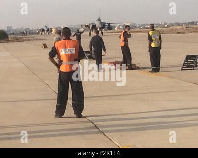 Otto F-15 Eagles arriva a Tel Nof air base in Israele dal 173rd Fighter Wing in Klamath Falls, Ore., sans loro Kingsley coda di campo lampeggia. Dopo due anni di pianificazione e di esecuzione finale l'ala ha partecipato in una storica active rampa rampa di trasferimento di aeromobili e così questa base aerea è la loro nuova casa. (U.S. Air National Guard foto di Master Sgt. Michael Shirar) Foto Stock
