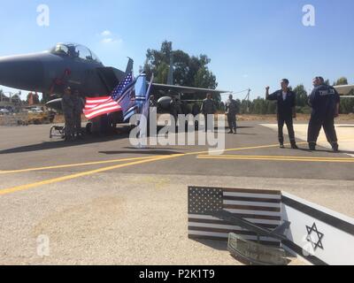Otto F-15 Eagles arriva a Tel Nof air base in Israele dal 173rd Fighter Wing in Klamath Falls, Ore., sans loro Kingsley coda di campo lampeggia. Dopo due anni di pianificazione e di esecuzione finale l'ala ha partecipato in una storica active rampa rampa di trasferimento di aeromobili e così questa base aerea è la loro nuova casa. (U.S. Air National Guard foto di Master Sgt. Michael Shirar) Foto Stock