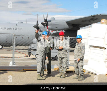 Col. Lee Smith, comandante del centoventesimo Airlift Wing recensioni i progressi dei progetti di costruzione in fase di completamento al Montana Air National Guard base a Great Falls International Airport. Le strutture fornirà al personale addetto alla manutenzione di un posto consolidato in cui svolgere interventi di manutenzione programmati. (U.S. Air National Guard photo/Tech. Sgt. Michael Touchette) Foto Stock