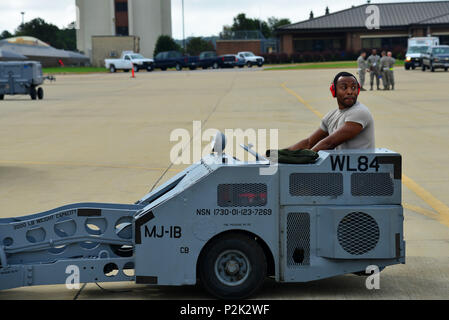 Stati Uniti Air Force Staff Sgt. Pernell Davis, 192nd Manutenzione aeromobili squadrone carico di armi capo equipaggio, aziona una bomba sollevare durante la preparazione per caricare le munizioni su un aeromobile durante un esercizio a base comune Langley-Eustis, Virginia, Sett. 30, 2016. L'esercizio era un corso di cinque giorni lungo la valutazione di Langley aviatori dal 633d aria ala di base 1a e 192nd Fighter Ali lavorando insieme per distribuire il personale, attrezzature di aerei e per le operazioni di emergenza in un attimo. (U.S. Air Force foto di Airman 1. Classe Tristan Biese) Foto Stock