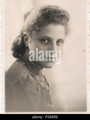 . Inglese: Ritratto di una giovane donna - Napoli, Italia, 1939 . Il 28 marzo 2012. Anonimo 72 Ritratto di una giovane donna - Napoli, 1939 Foto Stock