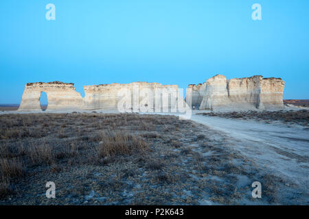 Vista del paesaggio di rocce monumento chalk piramidi passando da prairie in Gove County, Kansas al crepuscolo Foto Stock