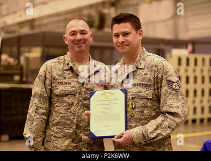 Il tenente colonnello Timothy Coleman presenta Staff Sgt. Justin Hoey, 105a manutenzione aeromobili squadrone con la Air Force encomio medaglia durante una cerimonia che si terrà qui a Stewart Air National Guard Base, Newburgh, NY il 1 ottobre 2016. (U.S. Air National Guard foto di Master Sgt. Lee Guagenti/rilasciato) Foto Stock