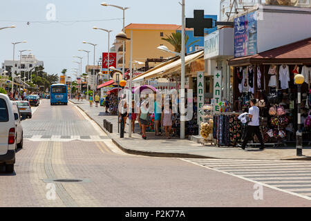 La via principale dello shopping a Protaras resort turistico di Cipro Foto Stock